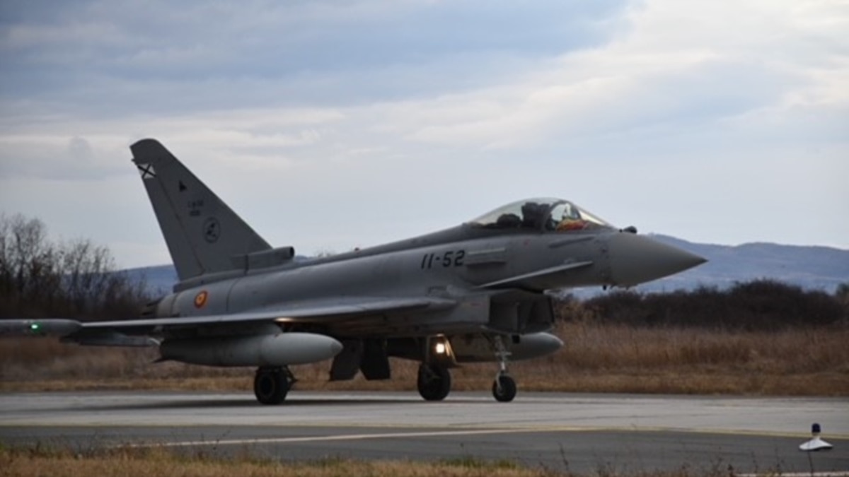 Шест изтребители Eurofighter F-2000 Typhoon от Военновъздушните сили (ВВС) на