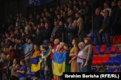 Navijači su imali ukrajinske zastave i transparente podrške Kijevu.