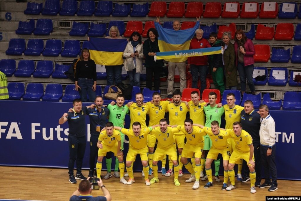 Ekipi i kombëtares ukrainase në futsall dhe gazetarët ukrainas të strehuar në Kosovë, pozojnë pas ndeshjes kundër Kosovës.