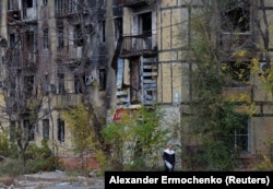 Пошкоджений обстрілами будинок в тимчасово окупованому Маріуполі. Україна, 9 листопада 2022 року