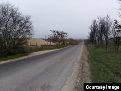 A már meglévő sittlerakó. „A háttérben ködbe vész a Balaton és a tihanyi hegyek. Látszik kicsit a templomunk”