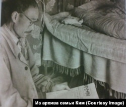 Константин Кимнің атасы Ким Ен Фар "Корё Ильбо" газетін оқып отыр. 1944 жыл.