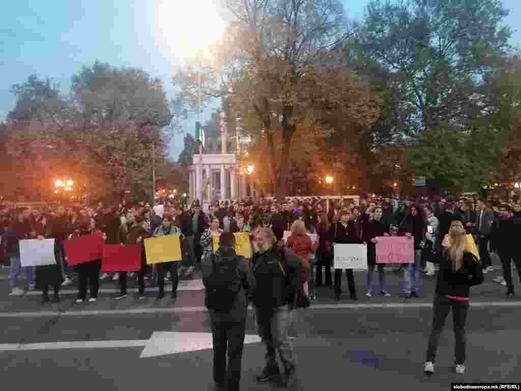 Освен против уништувањето на студентскиот стандард, студентите бараат сите студенти во земјава да бидат изземени од мерките за штедење на Владата, како и повлекување на законските измени со кои се предвидува поскапување на оброкот во студентските мензи од 120 на 150 денари. Бараат и подобрување на условите во студентските домови