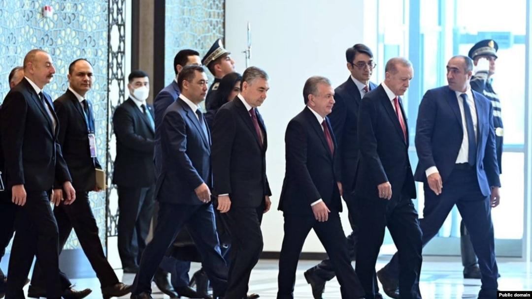 Музыкамен жыныстық қатынасқа түскен жұптар Силикон сиськи