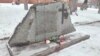 Осквернённый мемориальный камень репрессированным полякам в Томске, 11 ноября 2022 года 