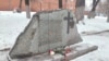 Осквернённый мемориальный камень репрессированным полякам в Томске 