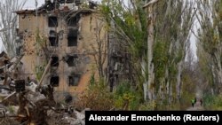 Будинок, пошкоджений російськими обстрілами, в окупованому Маріуполі. Україна, 9 листопада 2022 року