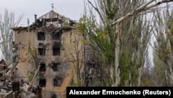 Дом в Мариуполе, разрушенный обстрелами. 9 ноября 2022 года