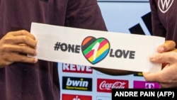 Радужная нарукавная повязка #OneLove – символ разнообразия и прав человека