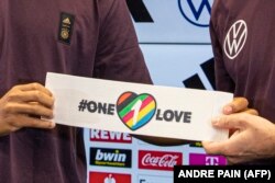 Doi jucători ai Germaniei prezintă banderola de căpitan - un simbol împotriva discriminării și pentru diversitate - pe care multe echipe o vor purta la Cupa Mondială din Qatar.