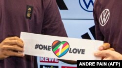 Shiriti i krahut që është ndaluar nga FIFA, të cilin planifikonin ta mbanin shumë lojtarë si simbol kundër diskriminimit të komunitetit LGBTQ.