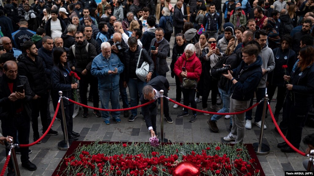 Cveće za ubijene na mestu napada u Istiklalu, Istanbul, 14. novembar 2022.