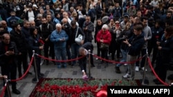 Lumea depune flori în memoria celor șase persoane ucise în explozia din 13 noiembrie a unei bombe, pe una din cele mai aglomerate străzi comerciale din Istanbul, bulevardul Istiklal. Istanbul, Turcia, 14 noiembrie 2022.