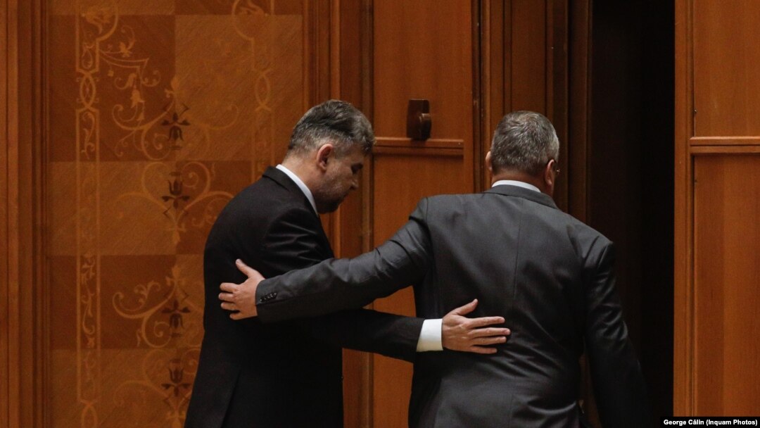 Marcel Ciolacu și Nicolae Ciucă pleacă de la ședința comună solemnă a Senatului şi Camerei Deputaţilor consacrată comemorării a 35 de ani de la Revolta Anticomunistă de la Braşov din 15 noiembrie 1987, organizată la Palatul Parlamentului din București, 14 noiembrie 2022. 