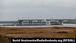 Зруйнований Антонівський міст, який зʼєднує правобережну та лівобережну частини Херсонщини, 13 листопада 2022 року