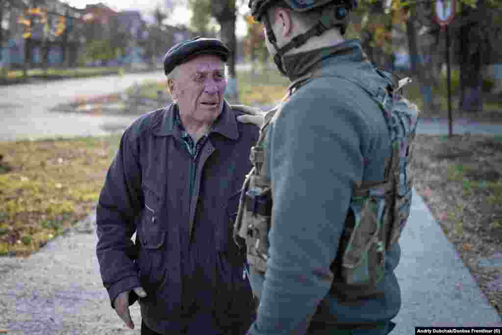 Чоловік, плачучи просить українського військового: &laquo;Не залишайте нас більше, я вас прошу&raquo;. Ці фотографії зроблені фотокореспондентом Андрієм Дубчаком, який супроводжував українські сили на південь у напрямку Херсона