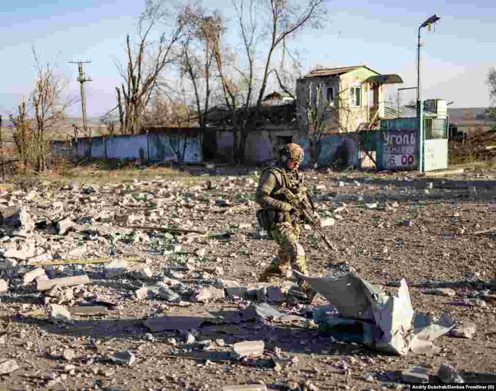 Ruine lăsate în urmă de luptele petrecute în orașul recent recucerit. Snihurivka se află la doar 55 de kilometri nord de Herson, orașul-port din sudul țării, considerat, în prezent, punctul central al luptelor din sudul Ucrainei.&nbsp;