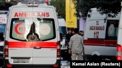 Телекомпанія CNN Turk повідомила, що 11 людей поранені