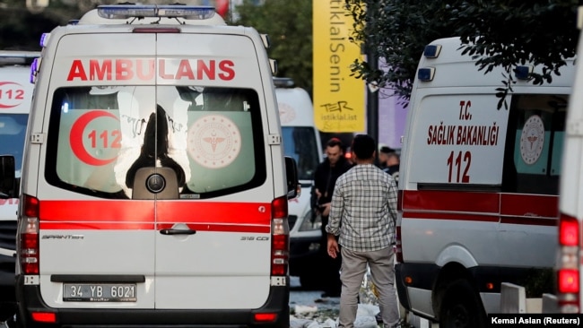 Kola hitne pomoći i policiju na mjestu eksplozije u prometnoj istanbulskoj pješačkoj ulici Istiklal, 13. novembra 2022.