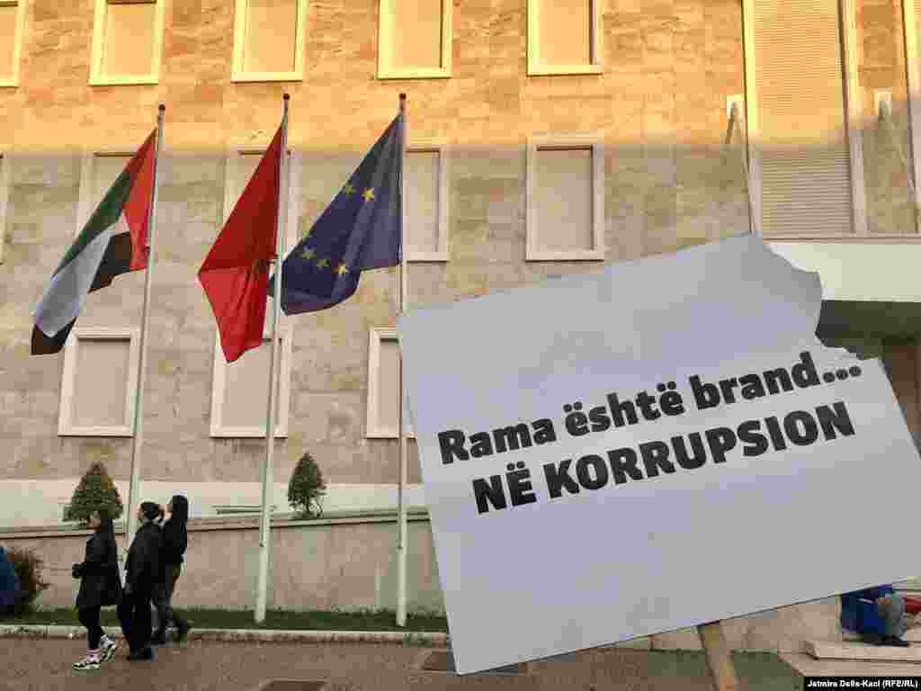 Demonstranti su se prvo okupili ispred sedišta dve opozicione stranke, a potom su krenuli ka Bulevaru &quot;Mučenika nacije&quot; i zaustavili se ispred sjedišta albanskog premijera.