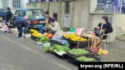 Сільські жителі в центрі Батумі торгують вирощеними овочами та фруктами