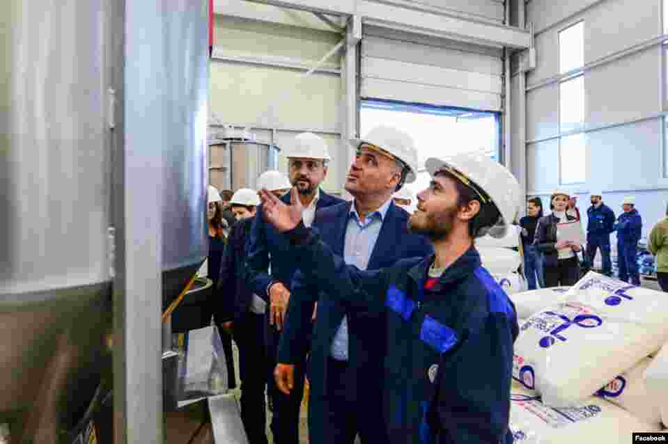Премиерот Димитар Ковачевски во посета на фабрика за цевки Конти Хидропласт во Гевгелија. 11 номеври 2022 Премиерот Никола Груевски во посета на Цементарница Титан Усје Скопје на 21 октомври 2010 &nbsp;