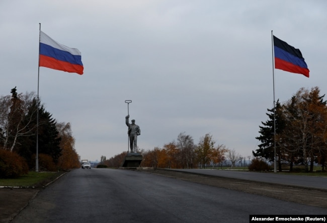 Пам’ятник сталевару та російський триколор на в’їзді в тимчасово окупований Маріуполь. Україна, 9 листопада 2022 року