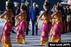 Президент США Джо Байден після прибуття на саміт G20 в Індонезії. 14 листопада 2022 року