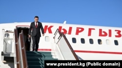 Президент Садыр Жапаров учакта. Архивдик сүрөт.