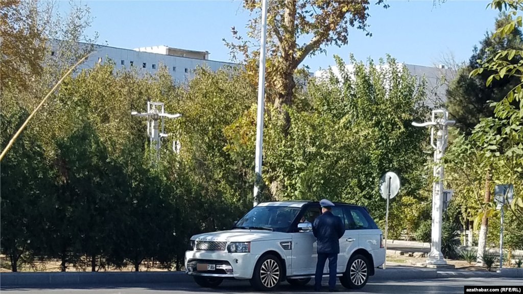 Aşgabat. Türkmenistanda raýatlar polisiýanyň düzgün bozmadyk sürüjileri hem islän ýerlerinde saklap bilýändigini gowy bilýärler. &nbsp;