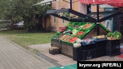 Уличные лотки с овощами, фруктами и зеленью