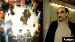 მერჰან კარიმი ნასერი თავისი ცხოვრების მოტივებზე გადაღებული ფილმის, "ტერმინალის" პოსტერთან ერთად