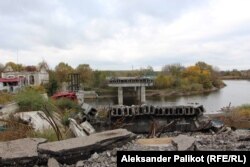 Egy lerombolt híd az Inhulec folyó felett Velika Olekszandrivkában
