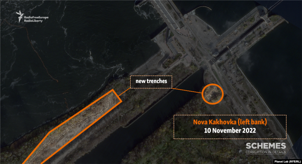În imagine din satelit realizată pe 10 noiembrie se vede centrala hidroelectrică Nova Kahovka, după ce forțele rusești au săpat tranșeele defensive.