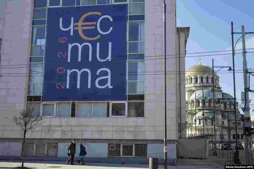 Bilbord u centru Sofije na kojem piše "Srećna 2026" sa simbolom valute evro.Bugarska će 1. januara postati 21. članica EU koja je usvojila evro.