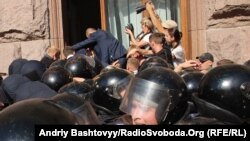 Шаардык кеңеш алдындагы тополоң. Киев, 19-август, 2013-жыл. 