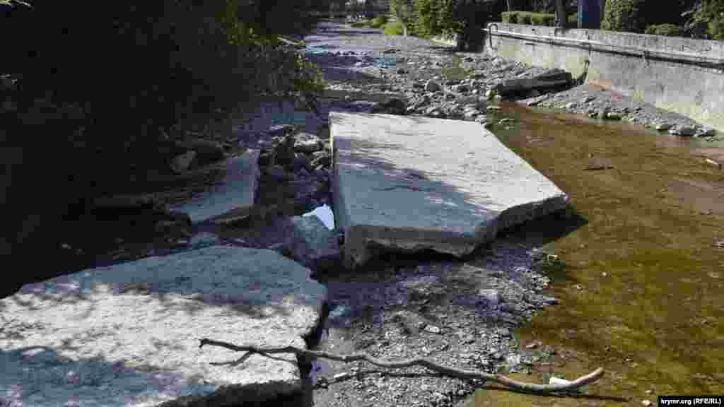 Вище за течією річки &ndash; уламки бетонних плит, принесені стихією