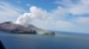 Imagine surprinsă pe 9 decembrie 2019 dintr-un elicopter care a încercat să salveze turiștii aflați pe insula White Island, unde un vulcan a erupt ucigându-i pe toși cei aflați pe insulă