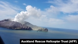 Imagine surprinsă pe 9 decembrie 2019 dintr-un elicopter care a încercat să salveze turiștii aflați pe insula White Island, unde un vulcan a erupt ucigându-i pe toși cei aflați pe insulă