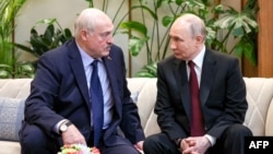 Главы Беларуси и России Александр Лукашенко и Владимир Путин беседуют на полях заседания Высшего Евразийского экономического совета Евразийского экономического союза (ЕАЭС) во Дворце Независимости в Астане. Казахстан, 29 мая 2026 года