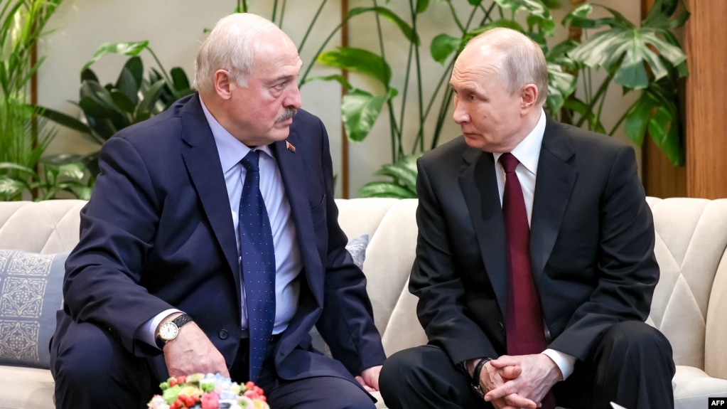 Очільник Білорусі і Росії, Олександр Лукашенко та Володимир Путін розмовляють на полях зібрання  Вищої Євразійської економічної ради Євразійського економічного союзу (ЄАЕС) у Палаці Незалежності в Астані. Казахстан,  29 травня 2026 року