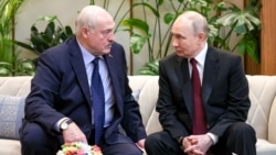 Очільники Білорусі і Росії, Олександр Лукашенко та Володимир Путін розмовляють на полях зібрання  Вищої Євразійської економічної ради Євразійського економічного союзу (ЄАЕС) у Палаці Незалежності в Астані. Казахстан,  29 травня 2026 року