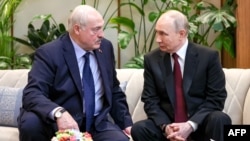 Очільники Білорусі і Росії, Олександр Лукашенко та Володимир Путін розмовляють на полях зібрання  Вищої Євразійської економічної ради Євразійського економічного союзу (ЄАЕС) у Палаці Незалежності в Астані. Казахстан,  29 травня 2026 року