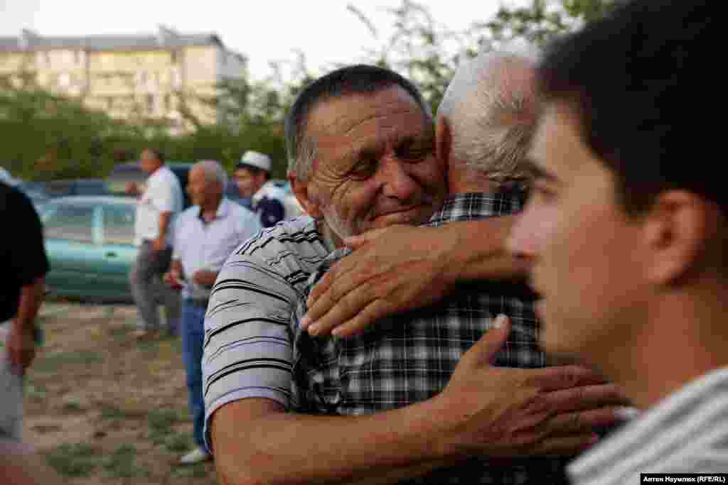 Два батька, сини яких перебувають у російській в&#39;язниці, &ndash; Ахтем Чийгоз і Бекір Дегерменджі, зустрілися під час колективної молитви (дуа)