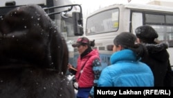 Автобусқа мінгелі тұрған жолаушылар. Алматы, 22 қараша 2012 жыл.