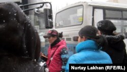 Қалалық автобус жолаушылары. Алматы, 22 қараша 2012 жыл.