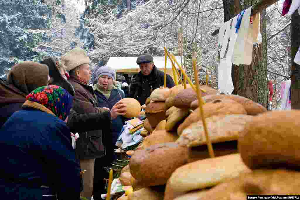 Believers set out gifts for the gods: bread, pancakes, poultry, grain, and money. Some of the food is kept as an offering, and the rest is eaten by the worshipers. 