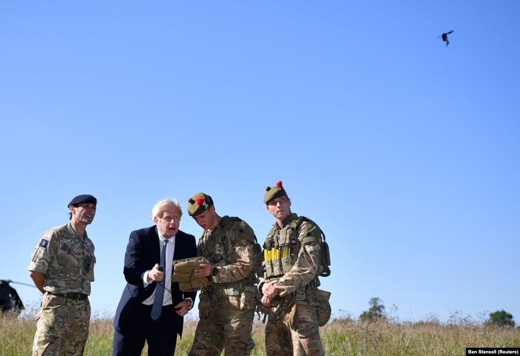 Kryeministri britanik, Boris Johnson, duke komanduar një dron të vockël, në Sallsbëri, në shtatorin e 2019-tës.