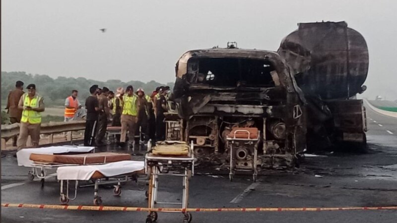 Пакистанда автобус менен бензин ташыган унаа кагышып, 20 адам каза болду