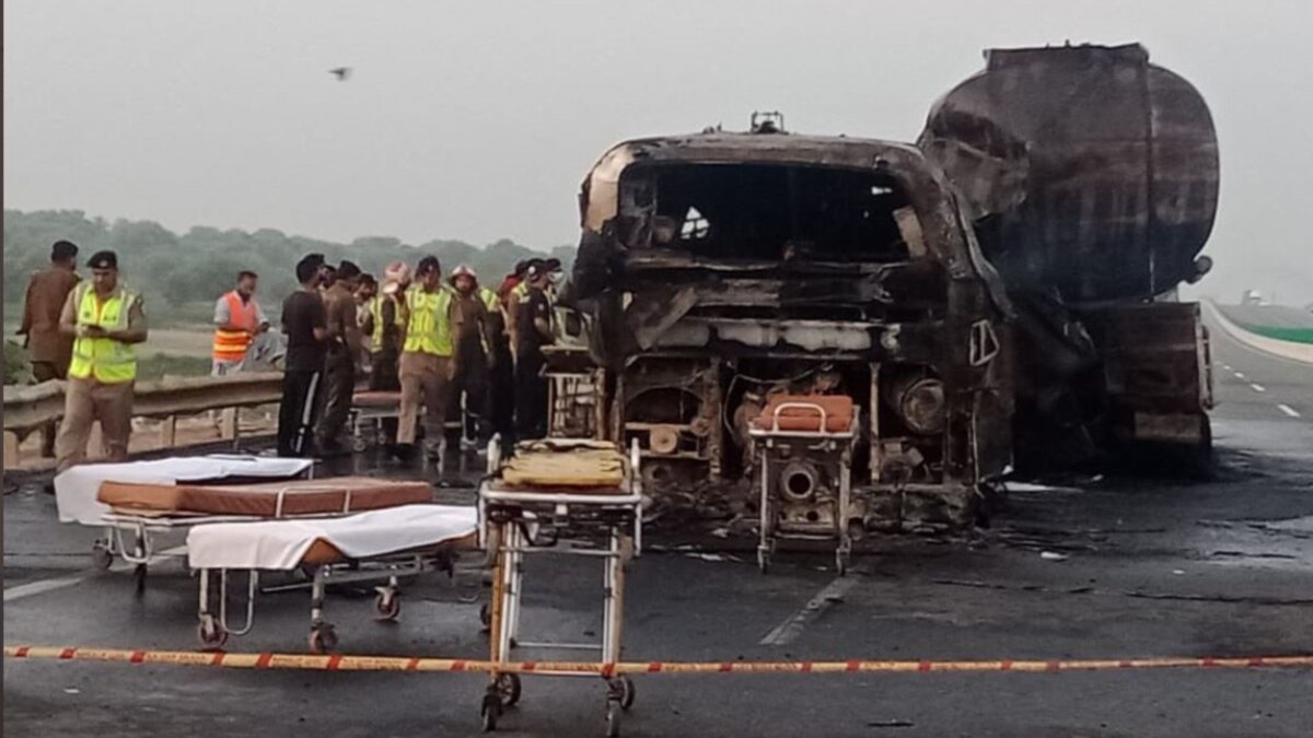 At Least 20 Killed After Bus Collides With Fuel Tanker in Central Pakistan(02)